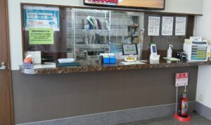 受付右側に問診票を設置しております